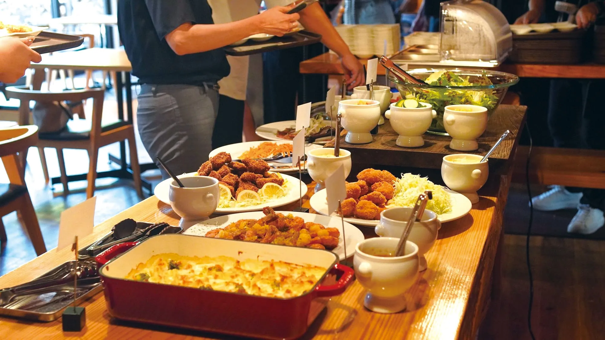 本格フレンチシェフが手掛ける、肉や魚、地元野菜をふんだんに使った豪華メニュー