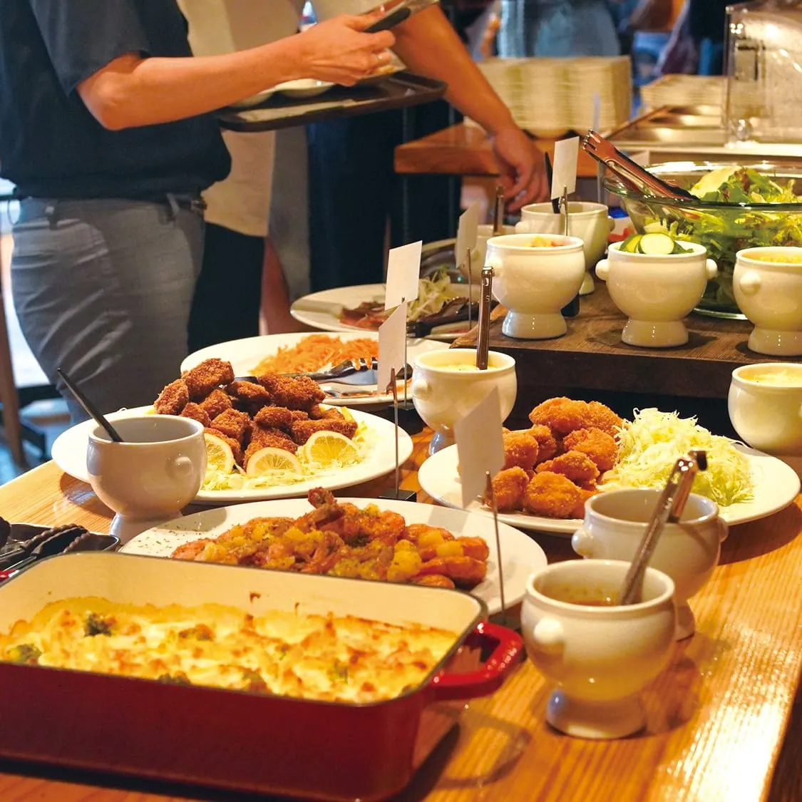 本格フレンチシェフが手掛ける、肉や魚、地元野菜をふんだんに使った豪華メニュー